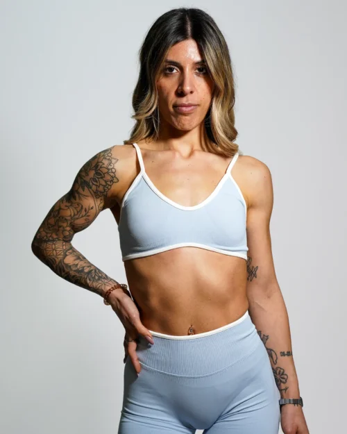 zevya-Reggiseno-Sportivo-Ky-Top-Bra-Arctic-Sky-celeste-front Reggiseno Top sportivo Zevya elegante celeste dal design minimalista con finiture sartoriali per workout