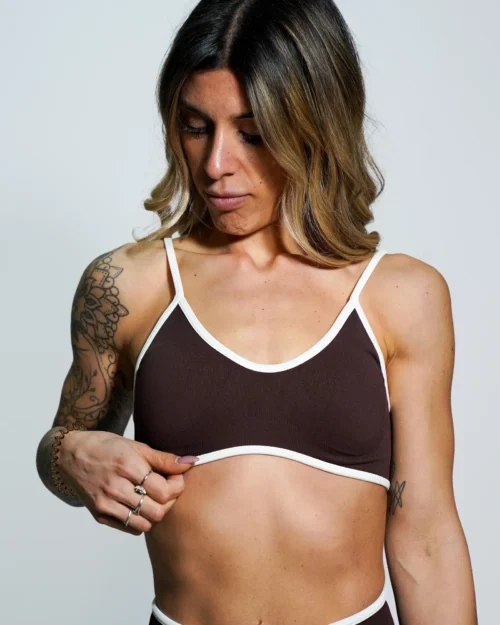 zevya-Reggiseno-Sportivo-Ky-Top-Bra-mocha-roast-front Reggiseno Top sportivo Zevya elegante marrone dal design minimalista con finiture sartoriali per workout