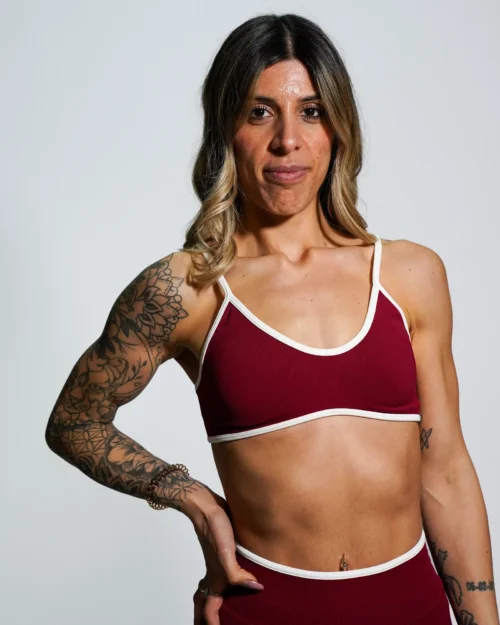 zevya-Reggiseno-Sportivo-Ky-Top-Bra-vintage-bordeaux-front.webp Reggiseno Top sportivo Zevya elegante bordeaux dal design minimalista con finiture sartoriali per workout